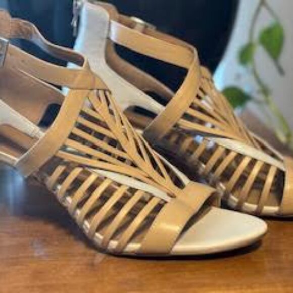 NWOT Calvin Klein CAMELLA Sandstorm Grey Leather‎ Heels Sandals Size 9.5 - Picture 3 of 9